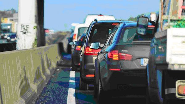Stau auf einer Autobahn, Blick auf eine Reihe von stehenden Fahrzeugen von hinten. | Bildquelle: picture alliance / Daniel Kubirski Stau auf einer Autobahn, Blick auf eine Reihe von stehenden Fahrzeugen von hinten.